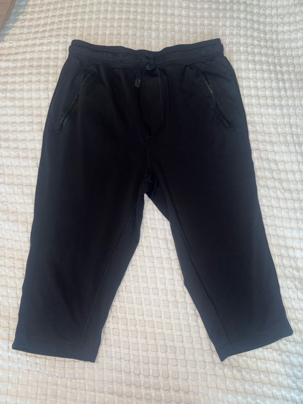 ALO Yoga Black Capris with Zip Pockets